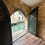 Be Mate Ponte Di Rialto Венеция